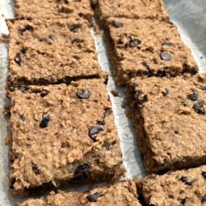 A gluten-free breakfast bar made with hearty oats, creamy peanut butter, banana, chocolate chips, and raisins. Soft, chewy, and just sweet enough for an easy grab-and-go breakfast